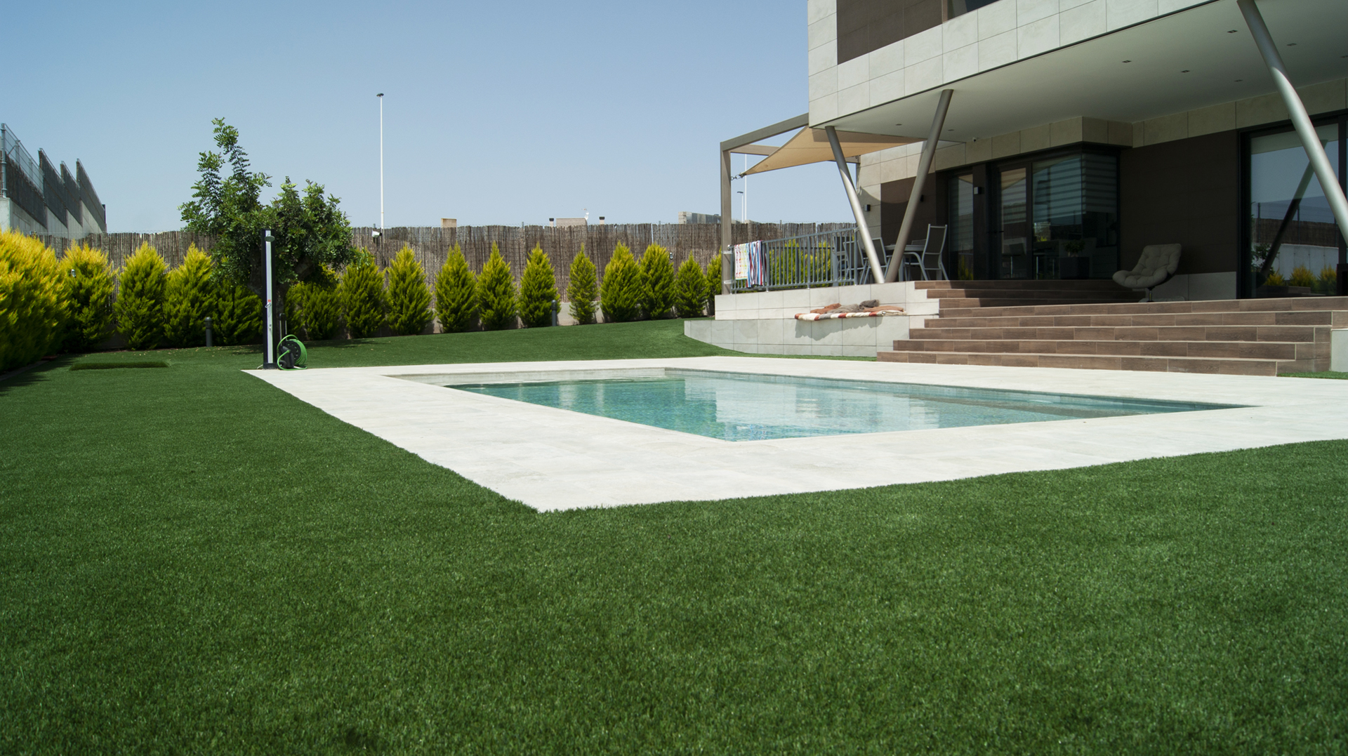 cesped zonas residenciales con piscina